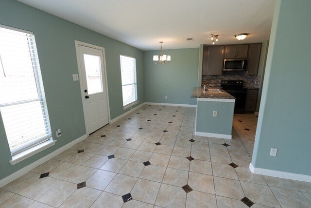 Building Photo - 623 Hollandbridge Ln