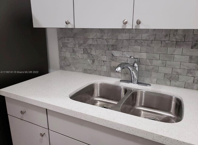 Foto del edificio - 71 NW 76th St