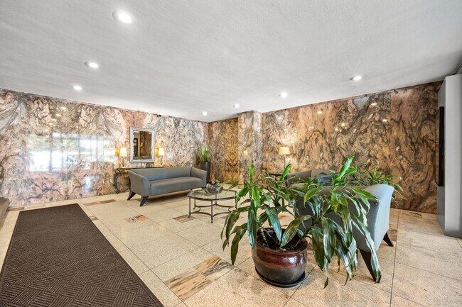 Foto del edificio - 4200 N Marine Dr