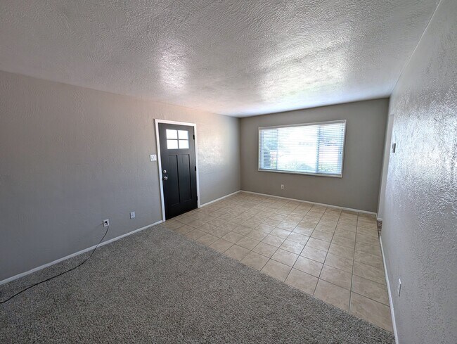 Foto del edificio - 10204 Candelaria Rd NE