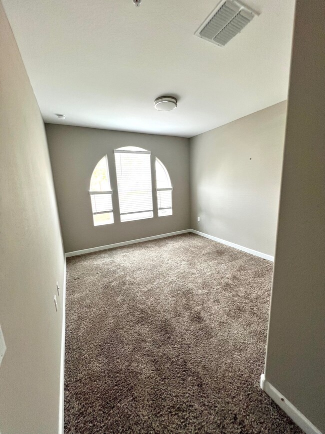 1st floor ensuite - 1255 N Arizona Ave