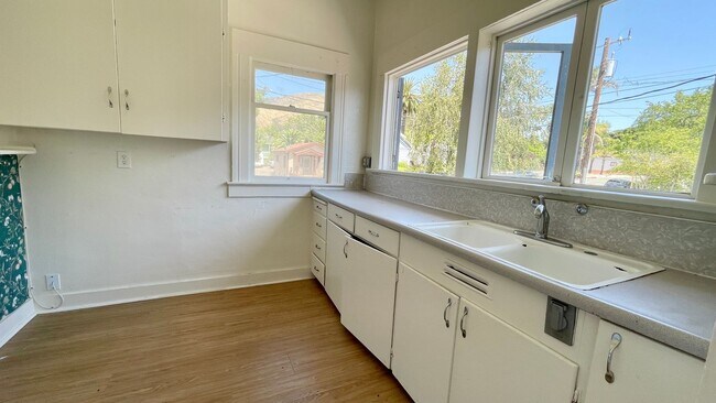 Building Photo - 1721-1721 Santa Rosa St