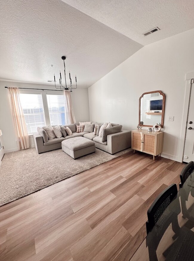 Foto del edificio - Modern & Spacious 3-Bed, 2-Bath in Saratog...