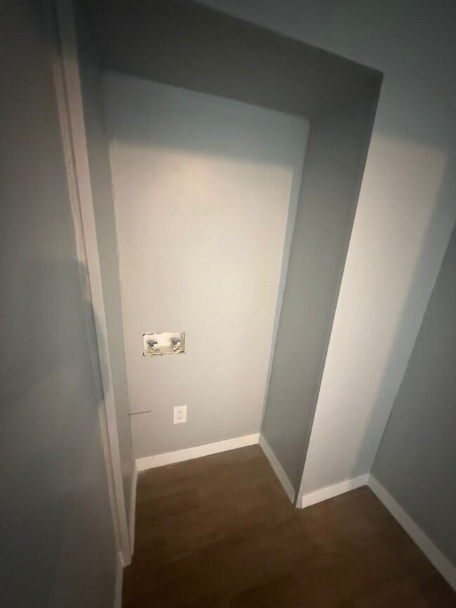Building Photo - $300 OFF FIRST MONTHS RENT MOVE-IN SPECIAL!!