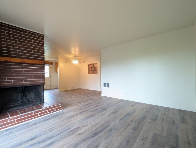 Foto del edificio - 2-Bedroom, 1-Bath Duplex In The Friendly Street Area In Eugene!