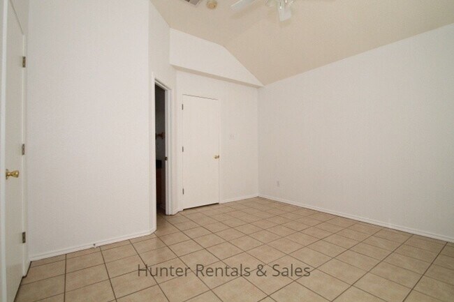 Foto del edificio - Three Bedroom Beauty!