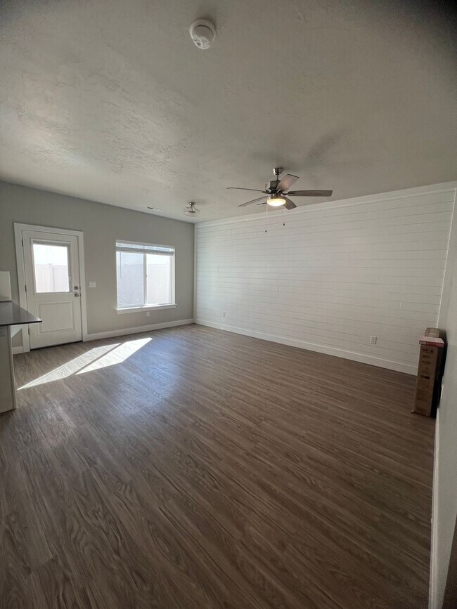 Foto del edificio - PRICE DROP!!!! 3 Bed/2 Bath Townhome Available NOW!!
