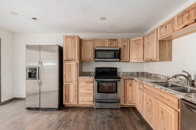 Building Photo - Impeccably renovated 4-bedroom, 2-bathroom...