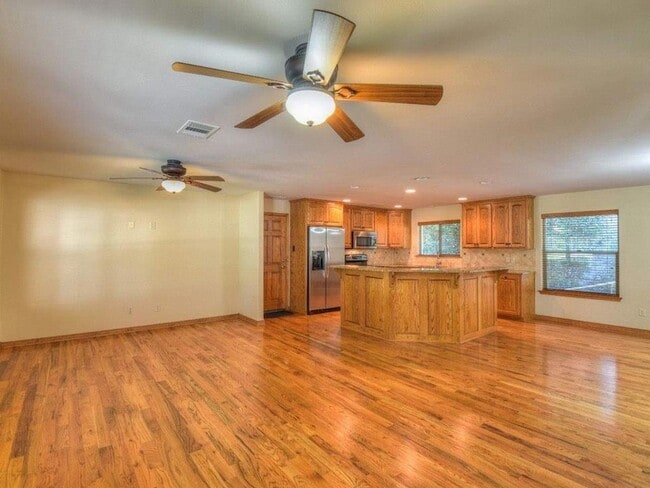 Building Photo - 420 7th St