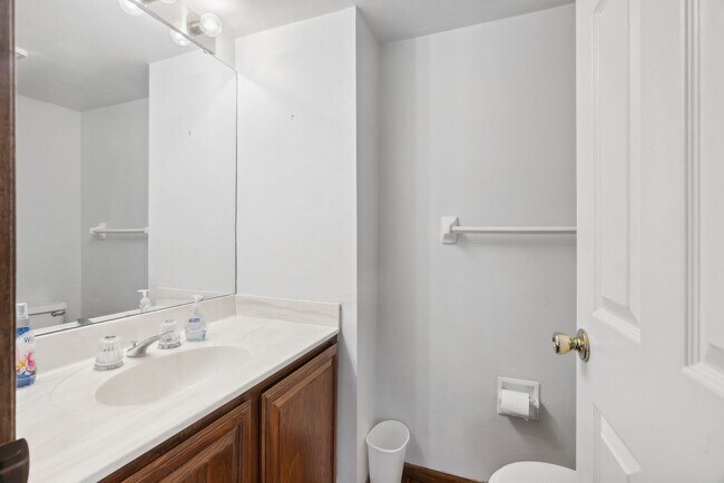 Foto del edificio - COMING SOON - Spacious 2-Bed, 3.5-Bath Townhouse with Stunning Lake Views
