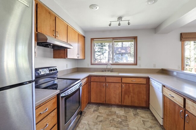 Building Photo - 3 Bed 2 Bath - Groups Per Approval - Dog Friendly - Fenced Yard