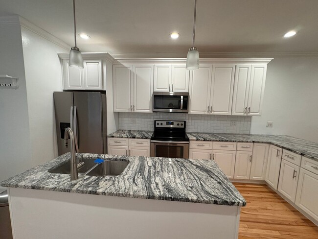 Building Photo - Beautiful 3 Bedroom 3.5 Bathroom West Balt...