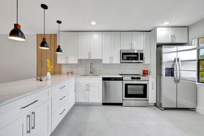 Building Photo - 7898 Eastlake Dr