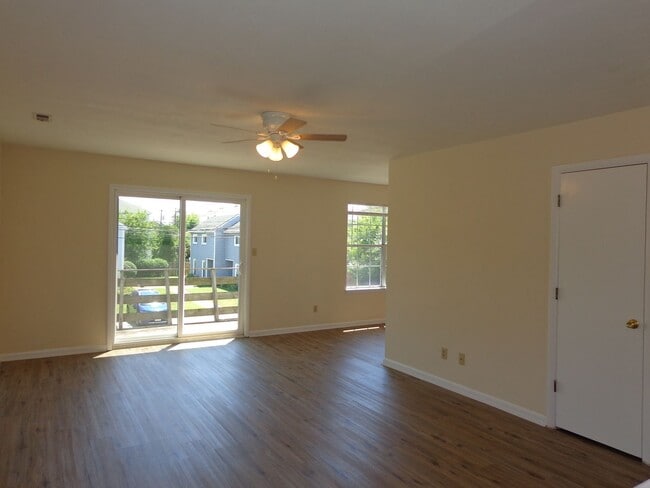 Building Photo - Coronet4628