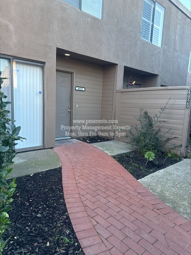 Foto del edificio - 4925 Grouse Run Dr