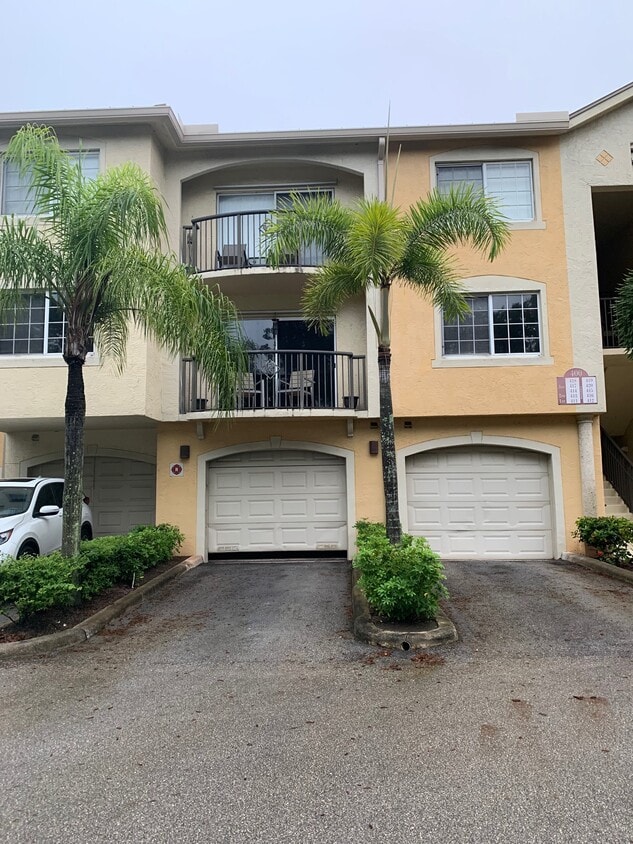 Building - 900 Crestwood Ct S (Royal Palm Beach, FL)