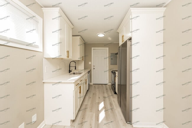 Building Photo - 1204 Dartmoor Ave