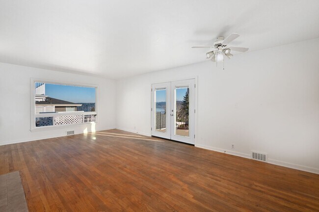 Foto del edificio - 3 Bedroom Home in Rainer Beach - Beautiful view over Lake Washington