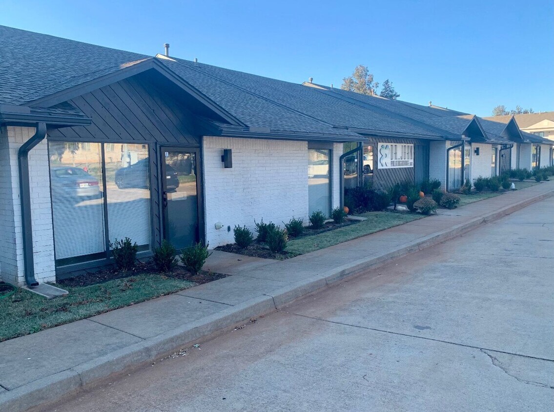 Primary Photo - Great Office Space in Edmond with 4 Office...