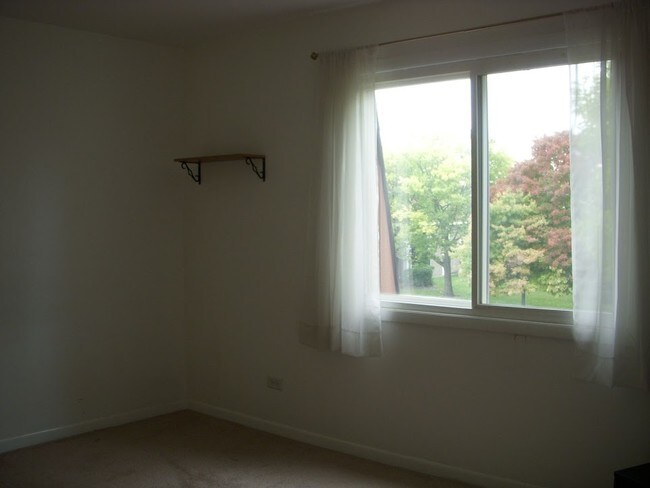 Building Photo - 1085 Valley Ln