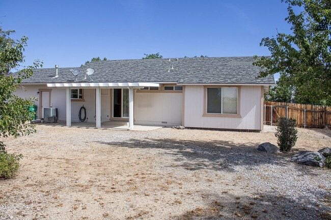 Building Photo - 3 Bed, 2 Bath, Huge Fenced Back Yard, 2-Car Garage in Wingfield Springs