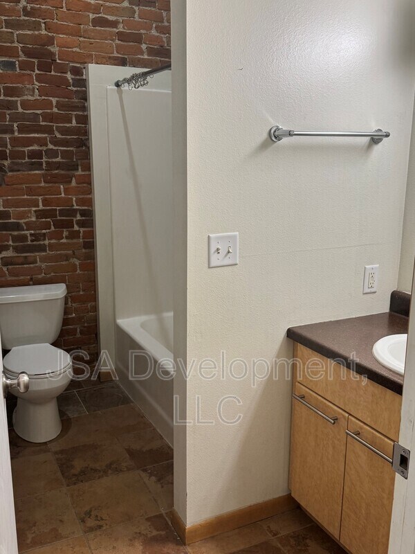 Foto del edificio - 220-224 E 4th St