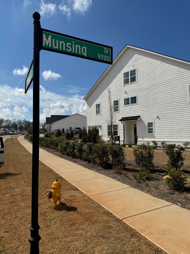 Building Photo - 9637 Munsing Dr