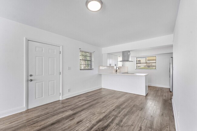 Building Photo - 500 NE 48th St