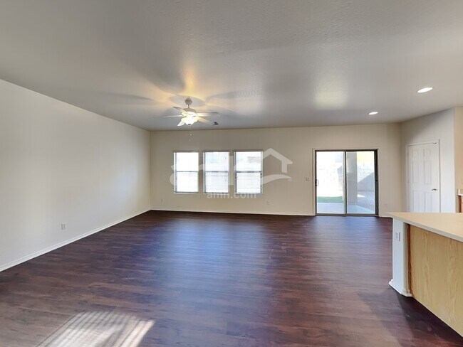 Foto del edificio - 18541 W Valerie Dr