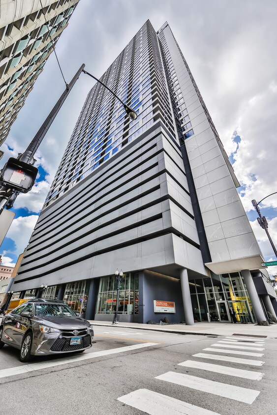 Foto principal - 235 W Van Buren St