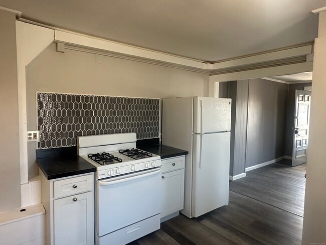 Building Photo - 16 Lake St