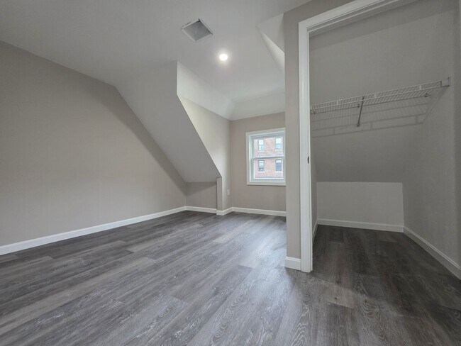 Building Photo - Brand New Unit, Central Heat, AC, In-Unit ...