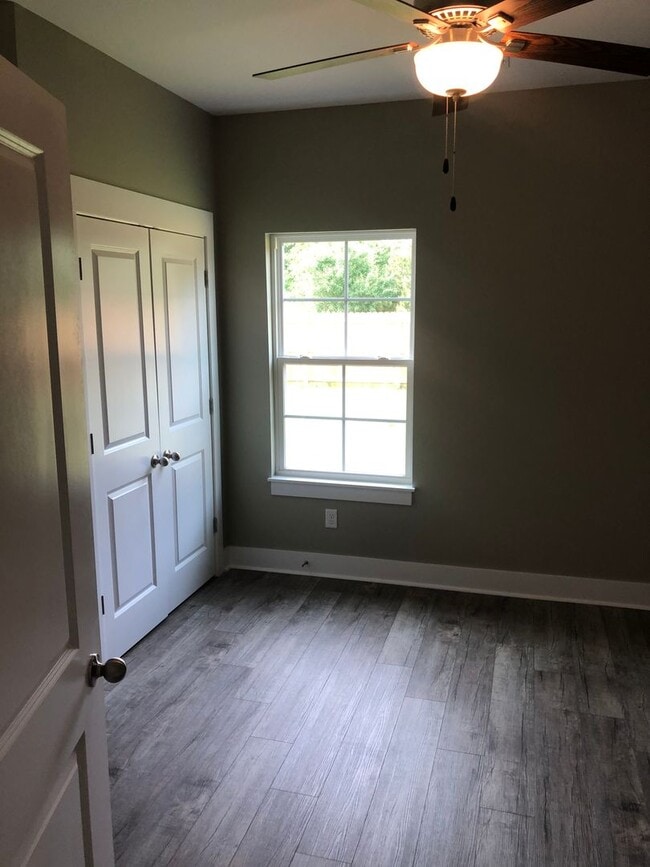 Building Photo - PRE-LEASE 3 Bedroom, 2 Bath Home in Valley...