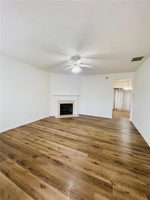 Foto del edificio - 3709 Hutchinson Trace Dr