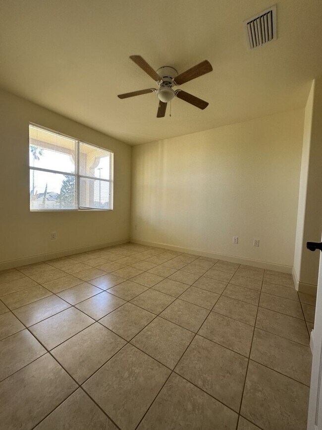 Building Photo - Davenport Townhome