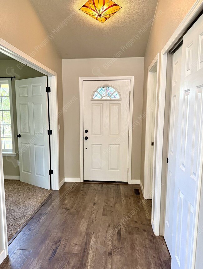 Building Photo - 4 BR / 2 BA home in quiet, walkable SW Red...