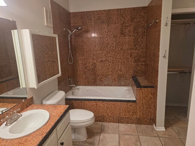 Foto del edificio - 14400 Montfort Dr