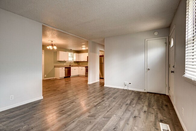 Building Photo - Newly Updated Home Just Minutes From Downt...