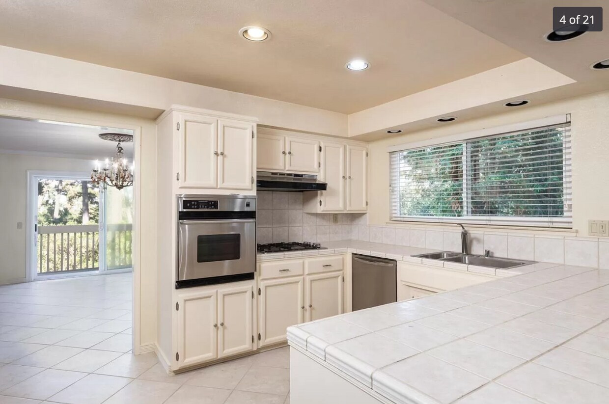 Foto del edificio - 4095 Crest Rd