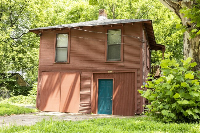 Building Photo - 1013 Oakview St