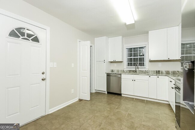 Building Photo - 5844 Lakeshore Dr SE