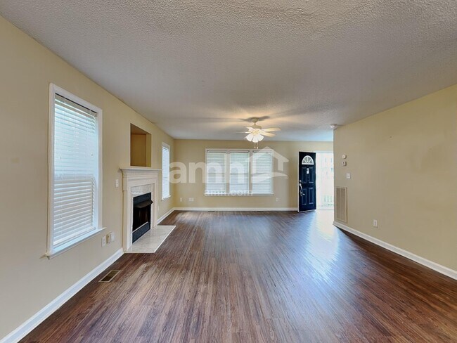 Foto del edificio - 100 Creekbank Ct