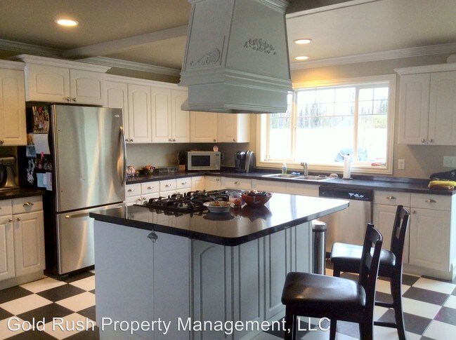 Building Photo - 2555 Twin Lakes Dr