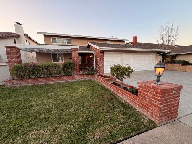 Building Photo - Beautiful 4 Bedroom 3 Bathroom La Palma House For Rent!