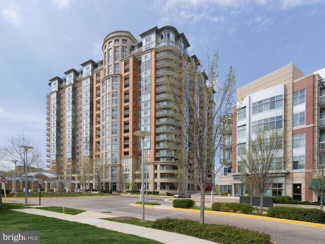 Foto del edificio - 8220 Crestwood Heights Dr