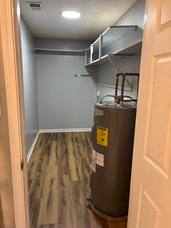 Amplio lavadero con conexiones para lavadora/secadora. - 479 Oakhurst Dr