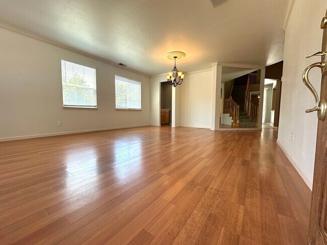 Building Photo - Beautiful 4-Bedroom Home in Prime Brentwoo...