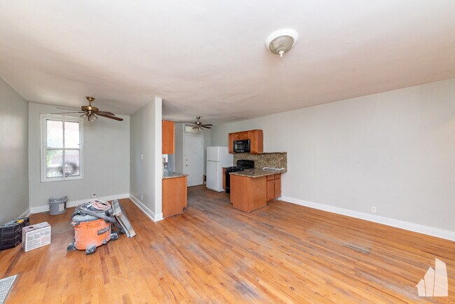 Building Photo - 1533 W Leland Ave