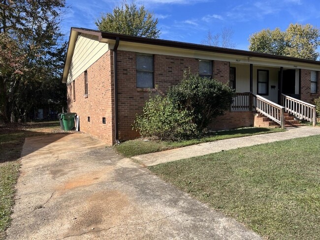 Building Photo - COMING SOON!!!  Spacious 2 Bed, 1 Bath Minutes from Uptown