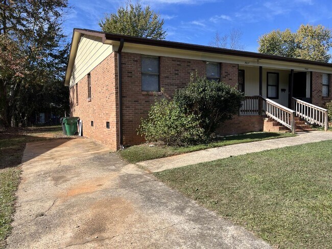 Foto del edificio - COMING SOON!!!  Spacious 2 Bed, 1 Bath Minutes from Uptown